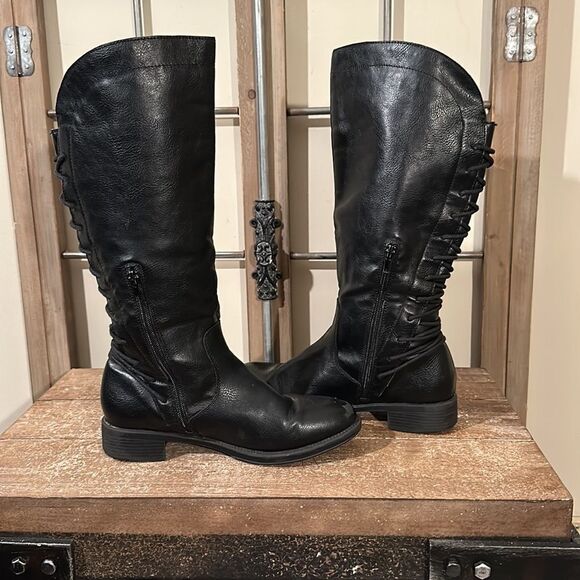 Black leather boots lace up in the back zipper on the sides - Picture 4 of 8